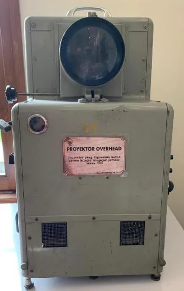 Foto PROYEKTOR OVERHEAD (OHP) TAHUN 1980